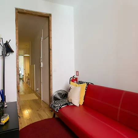 Апартаменты Joivy Inviting Flat Next To Bica Elevator *