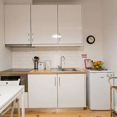 Апартаменты Joivy Inviting Flat Next To Bica Elevator