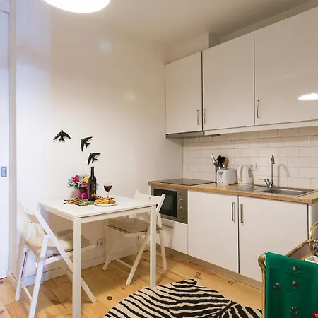 Joivy Inviting Flat Next To Bica Elevator Апартаменты *