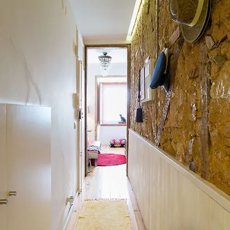 Joivy Inviting Flat Next To Bica Elevator Апартаменты