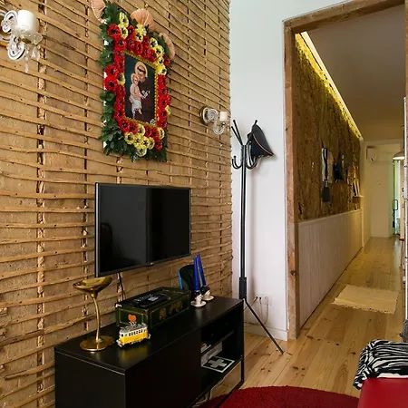 Joivy Inviting Flat Next To Bica Elevator Апартаменты *