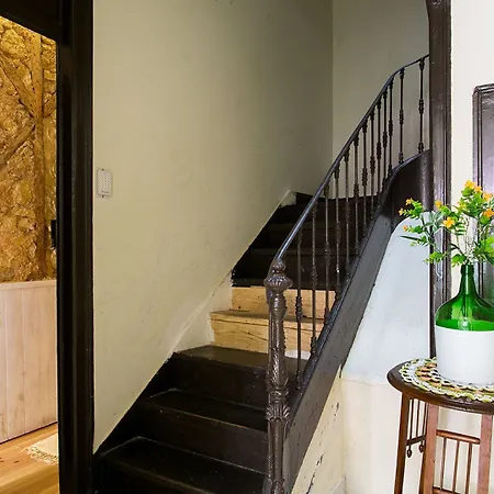 Joivy Inviting Flat Next To Bica Elevator *