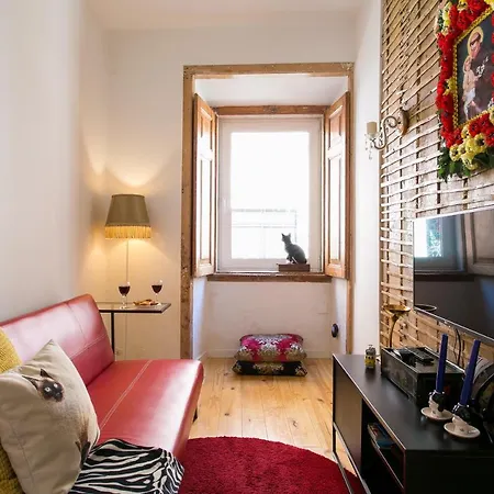 Joivy Inviting Flat Next To Bica Elevator Апартаменты *