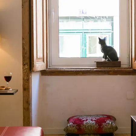 Joivy Inviting Flat Next To Bica Elevator Апартаменты Лиссабон